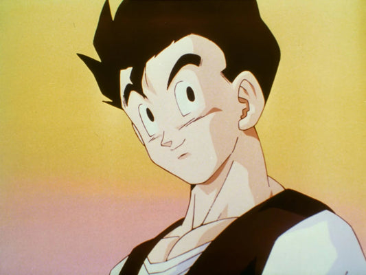 Gohan adolescent aux cheveux noirs en épis, sourire en coin, chemise blanche et gilet noir, sur un fond jaune orangé.