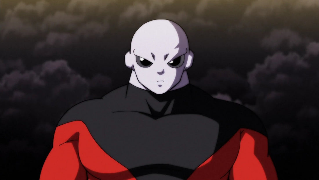 Jiren en plan poitrine, tête lisse gris pâle et grands yeux noirs, dans sa combinaison rouge et noire, devant un ciel de nuages sombres