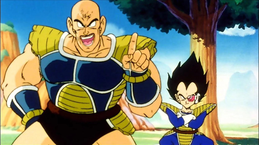 Nappa, een kale kolos in een blauw-geel pantser, schreeuwt met opgeheven wijsvinger; Vegeta staat rechts op de achtergrond, met de armen over elkaar en een roze scouter op zijn oog.