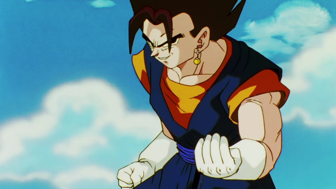Vegetto aux cheveux noirs, boucle Potara jaune à l'oreille, en tenue bleue sur tee-shirt orange, serre ses poings gantés de blanc avec un sourire narquois